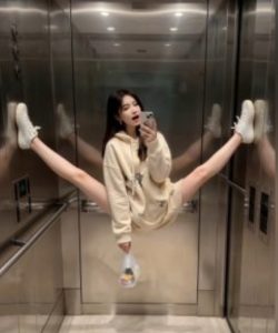 AI生成电梯一字马美女制作教程，条条流量上万，别再在外面被割韭菜了，全流程实操-比钱轻创