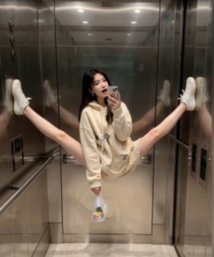 AI生成电梯一字马美女制作教程，条条流量上万，别再在外面被割韭菜了，全流程实操-比钱轻创